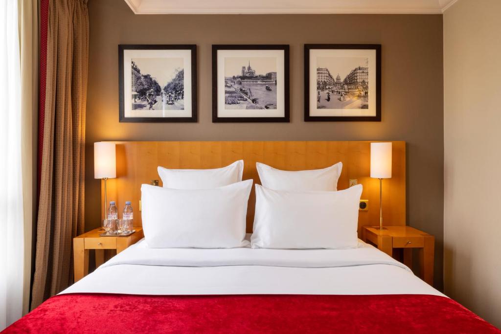 巴黎的住宿－皇家聖米歇爾酒店，酒店客房,配有一张带红色毯子的床