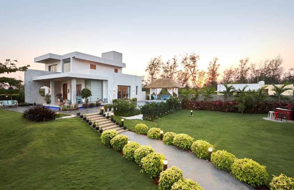 a house with a lawn in front of it at Manna Villa in Mahabalipuram