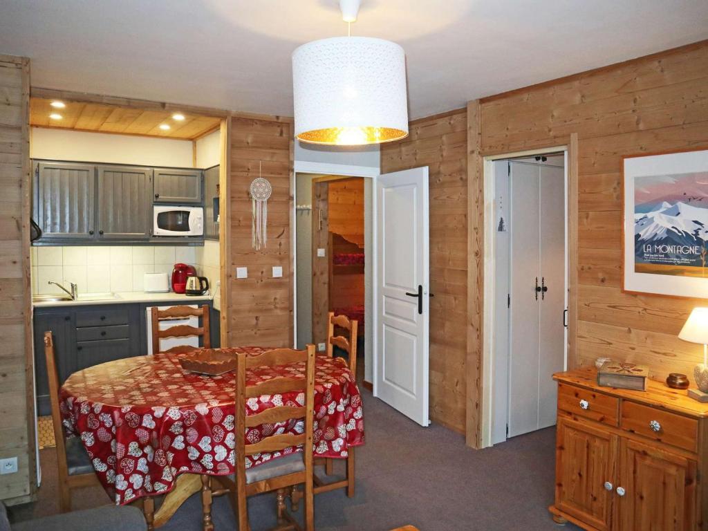 une cuisine et une salle à manger avec une table dans une pièce dans l'établissement Appartement accueillant pour 6 personnes au cœur des Orres - FR-1-322-18, aux Orres