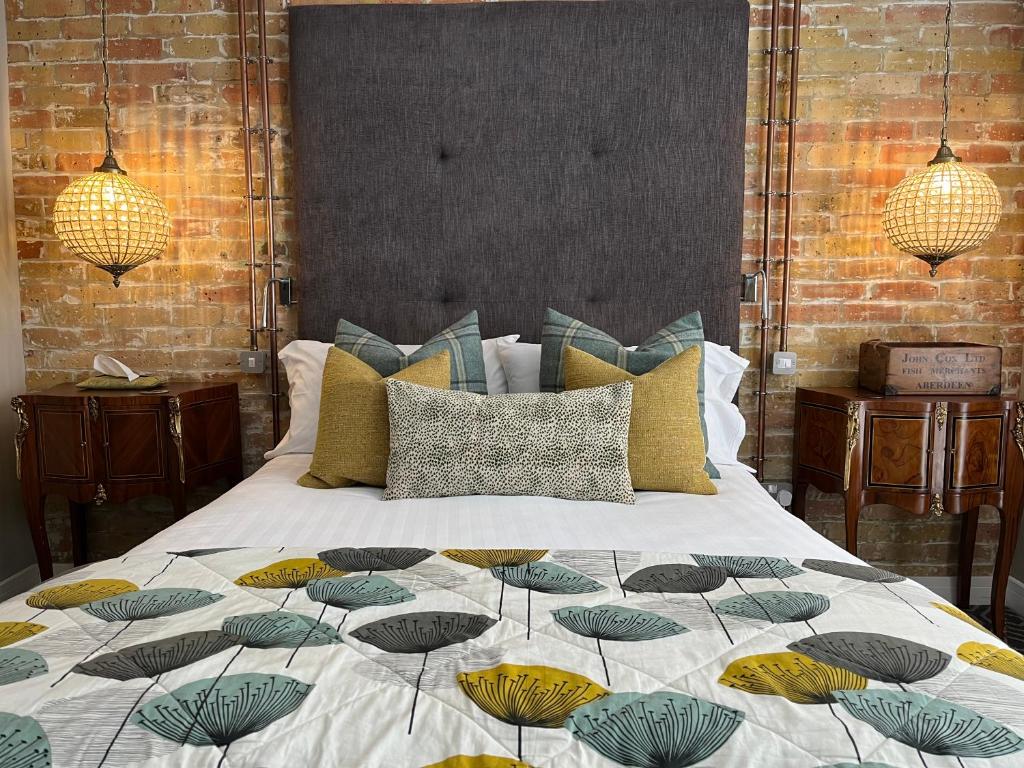 Un dormitorio con una cama grande con almohadas. en Rooms at number one, en Broadstairs