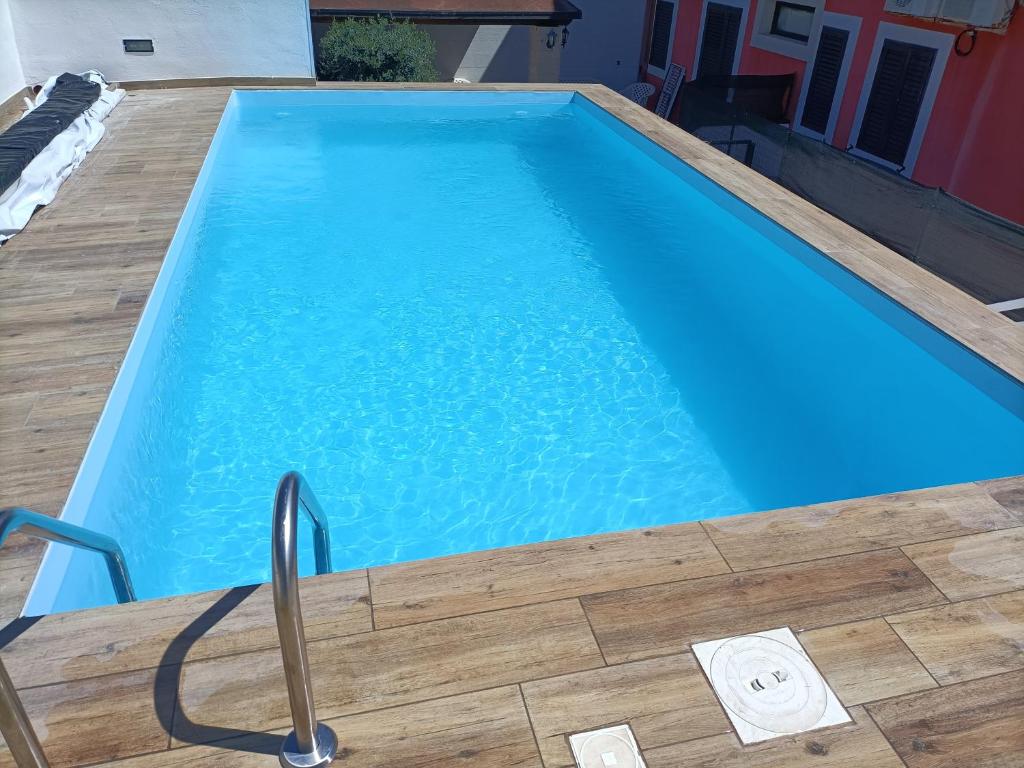 - une piscine bleue revêtue de parquet dans l'établissement CASA IDEALE, à Raguse