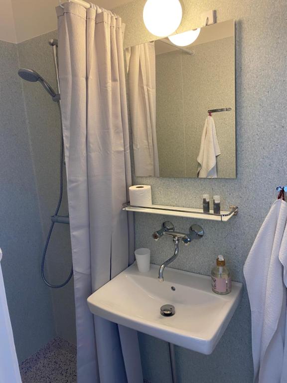 Koupelna v ubytování Badehotellet Grenaa Strand