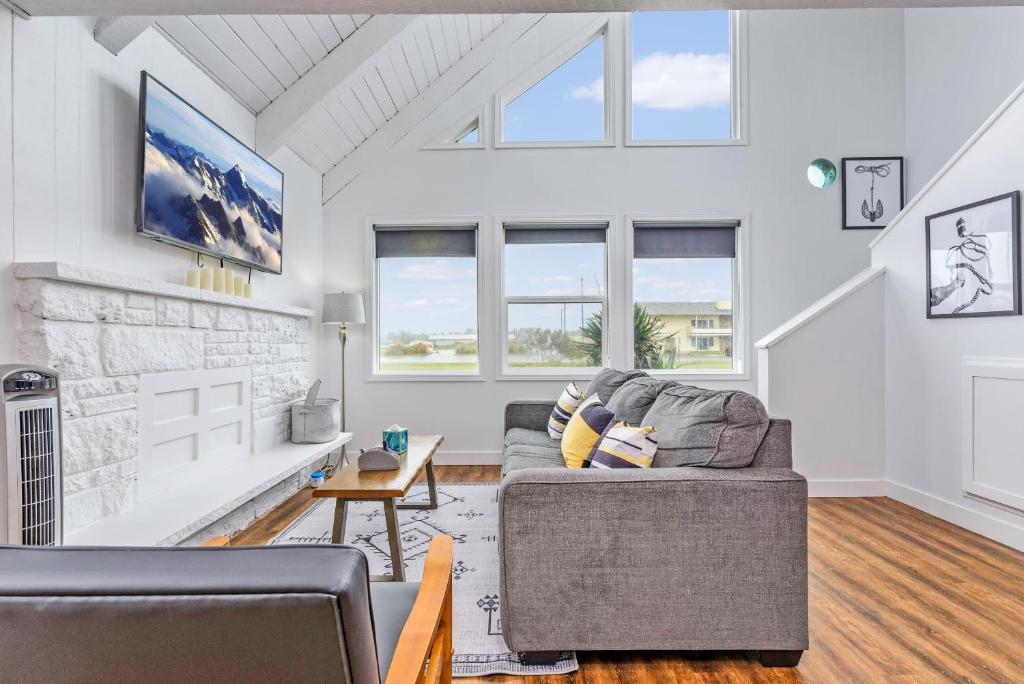 uma sala de estar com um sofá e uma lareira em Tidal House 9 em Ocean Shores