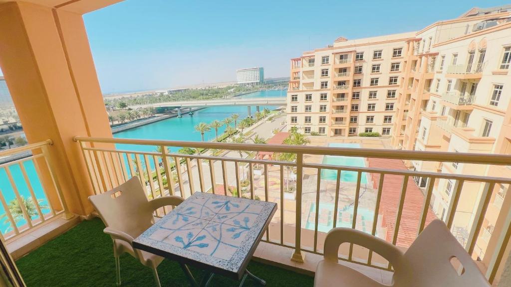 balcone con tavolo, sedie e vista sul fiume di غرفتين مطله عوائل a King Abdullah Economic City