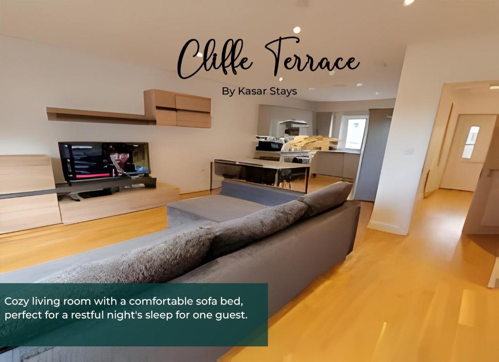 uma sala de estar com um sofá-cama confortável em Cliffe Terrace W 1 Free Parking Space em Chatham