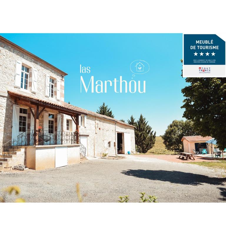 une photo d'un bâtiment avec les mots maruth dans l'établissement Maison de campagne, bord de lac, piscine, billard 11 per, à Plieux