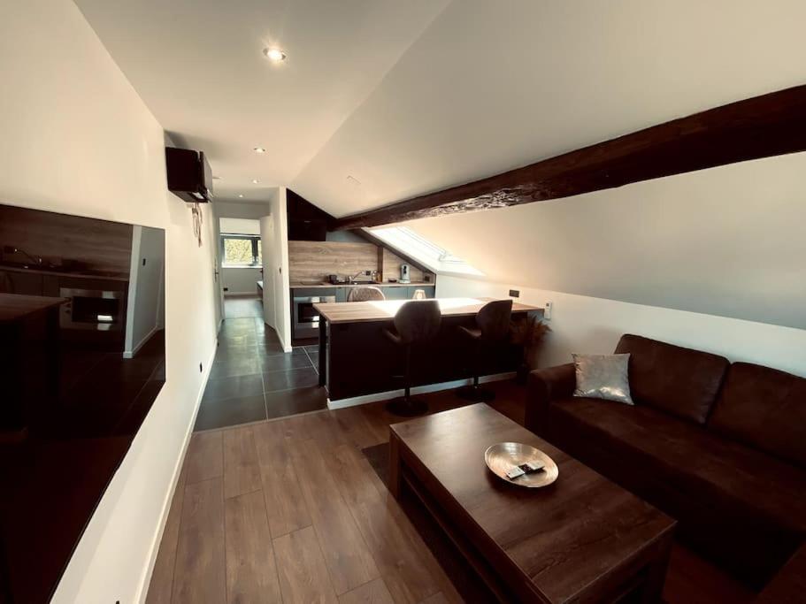 un salon avec un canapé et une table dans l'établissement Appartement 1000 et une nuits, à Saint-Avold