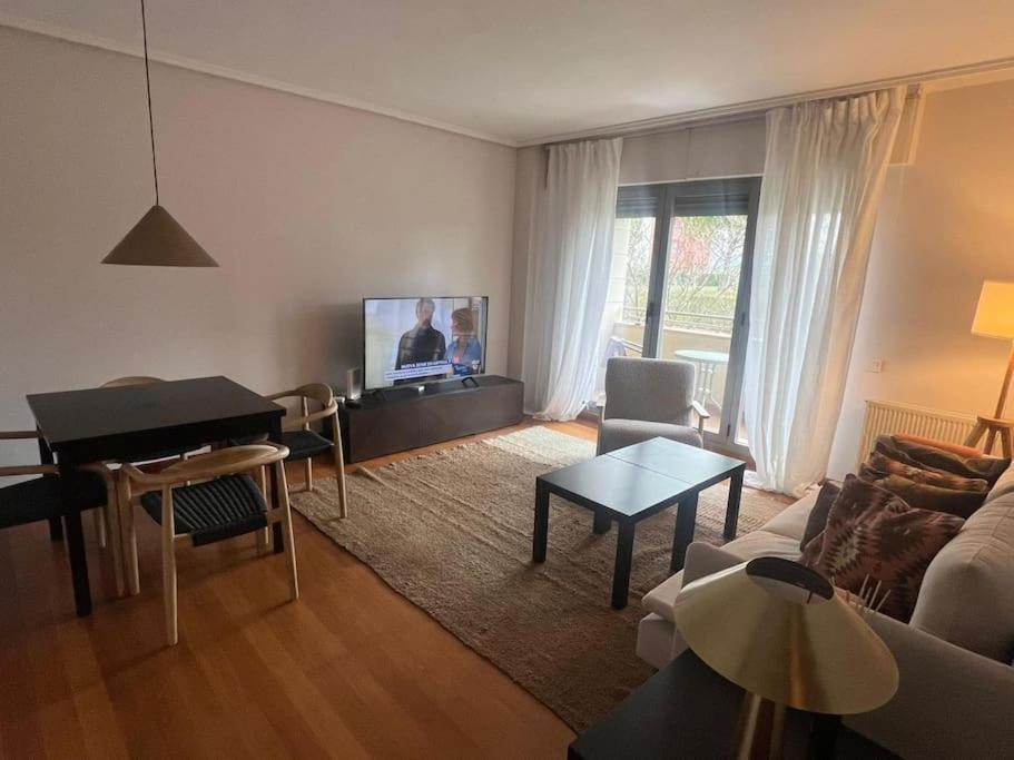 TV a/nebo společenská místnost v ubytování Camino Santiago Naturaleza en Logroño Parking y Piscina by Apartamentos Logrono org