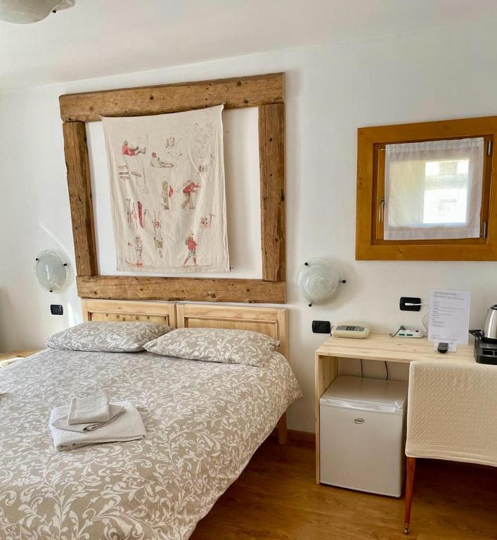 Postel nebo postele na pokoji v ubytování Ambassador Rooms in Bormio, SOLO CAMERA SENZA COLAZIONE
