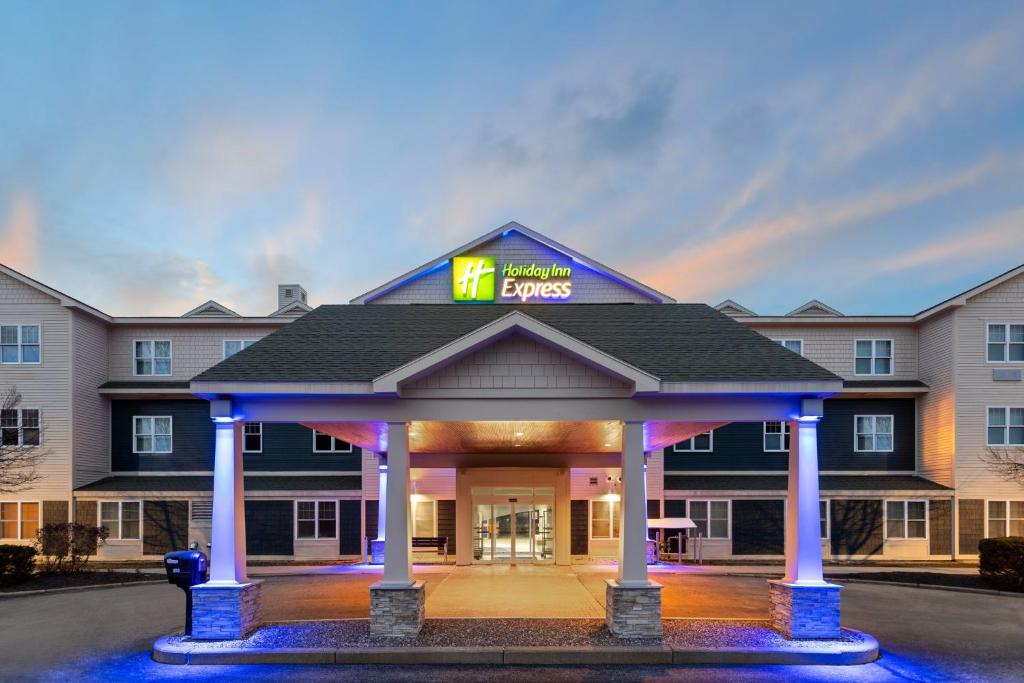 ein Hotel mit einem Pavillon davor in der Unterkunft Holiday Inn Express Hotel & Suites Freeport, an IHG Hotel in Freeport