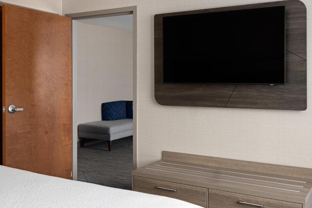 Holiday Inn Express Hotel & Suites Freeport by IHG - One-Bedroom King Suite