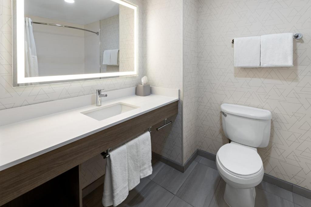 Holiday Inn Express Hotel & Suites Freeport by IHG - Standard Queen Room With Two Queen Beds