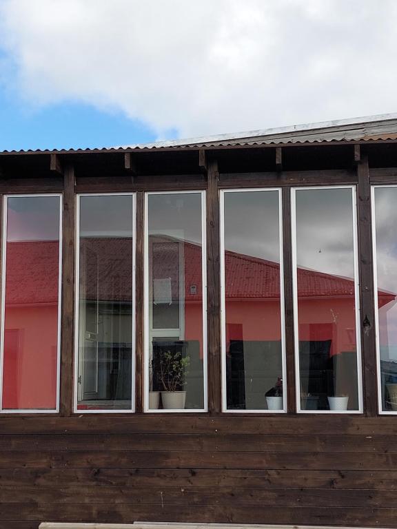 The red house near the sea - Housity