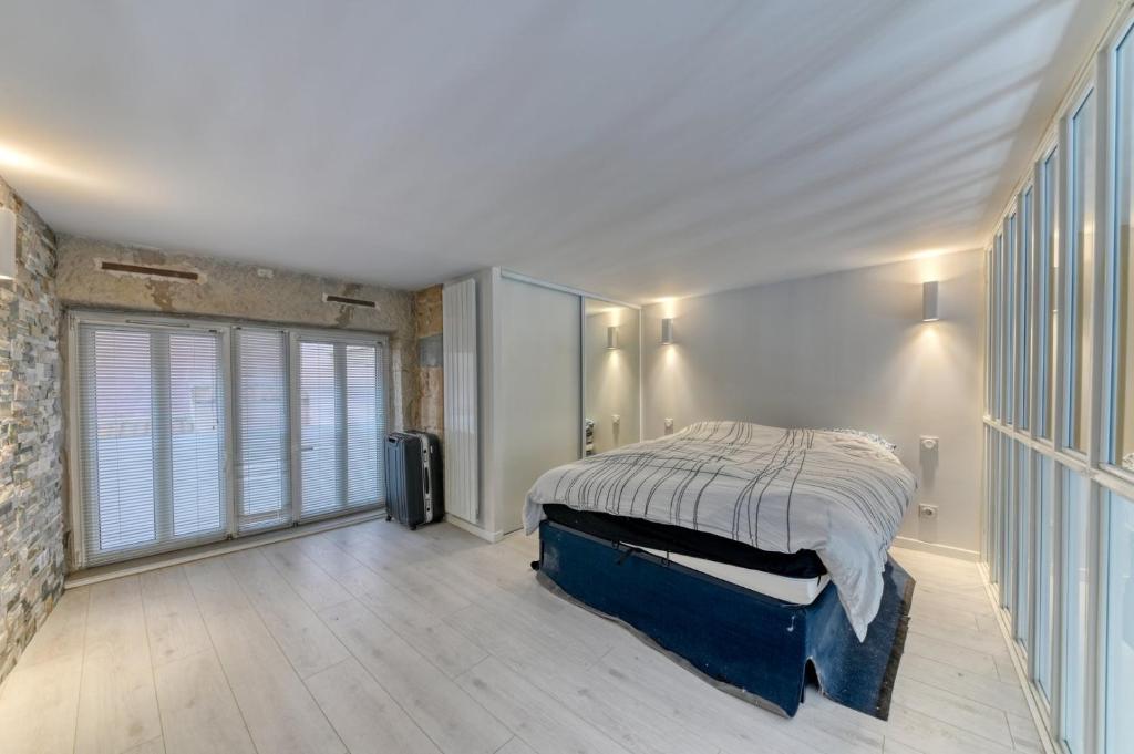 a bedroom with a bed in a room at GuestReady - Stonewall Mezzanine in Brotteaux in Lyon