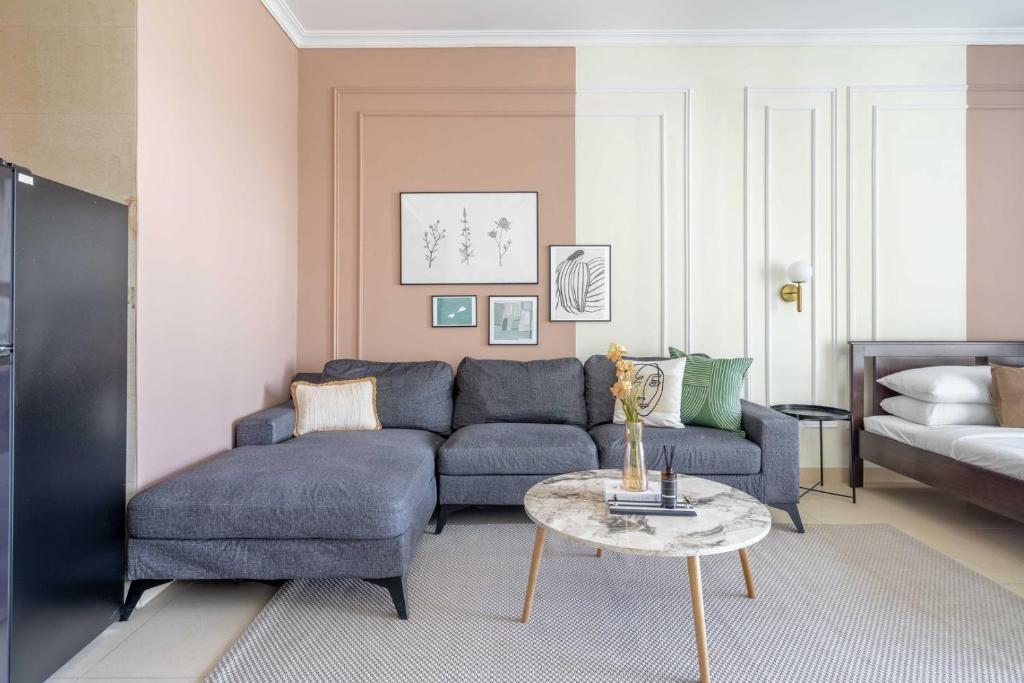 Posezení v ubytování GuestReady - Luxe Studio with JLT Park View