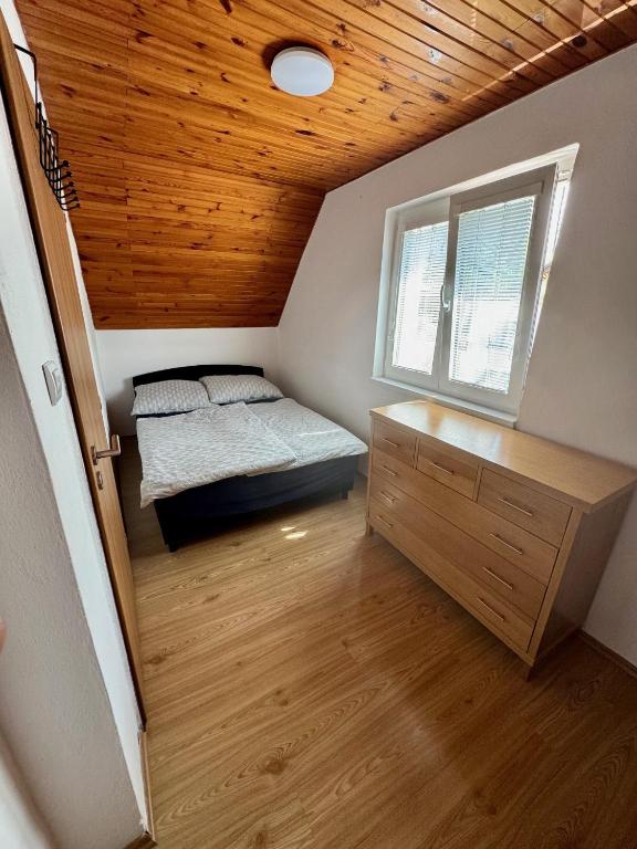 Postel nebo postele na pokoji v ubytování Chata U Elka