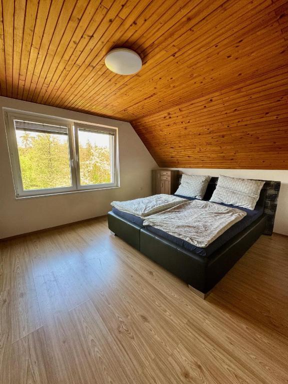 Postel nebo postele na pokoji v ubytování Chata U Elka