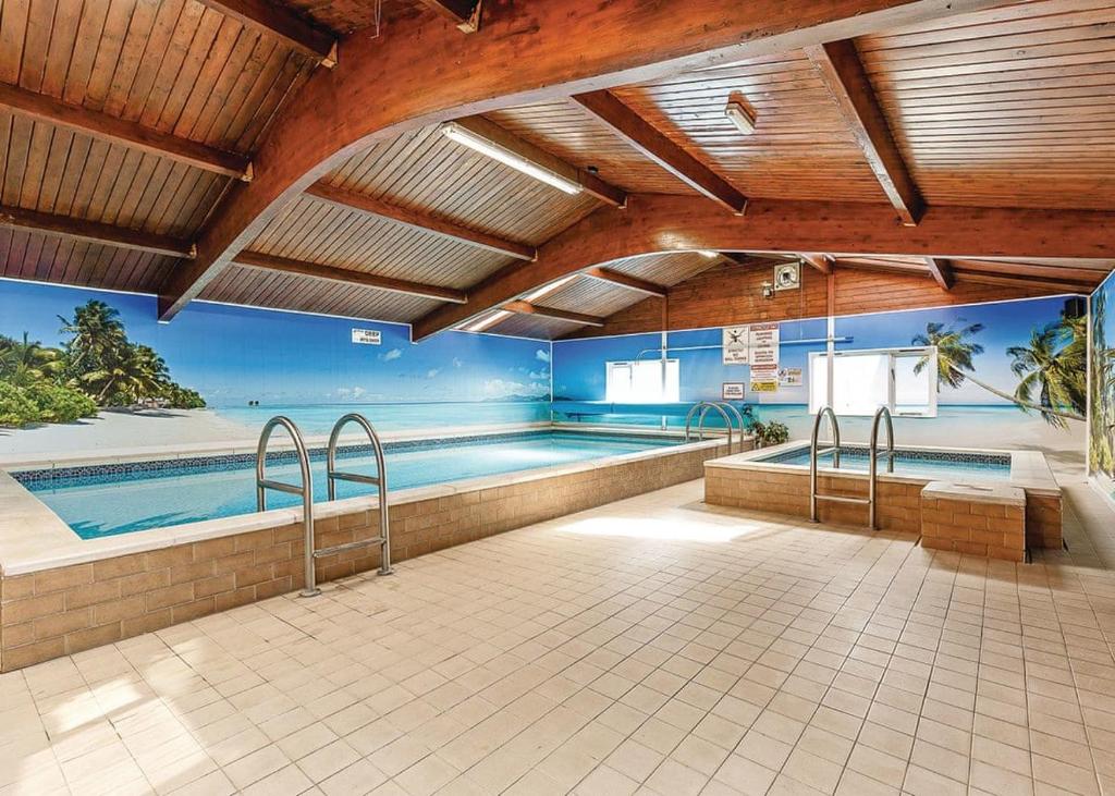 Rodney Stoke的住宿－Bucklegrove Holiday Park，一个带大型游泳池的室内游泳池