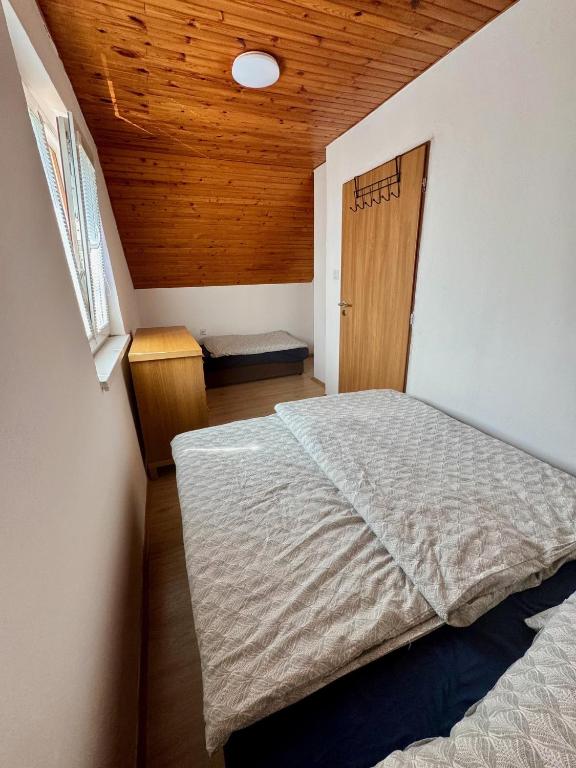 Postel nebo postele na pokoji v ubytování Chata U Elka