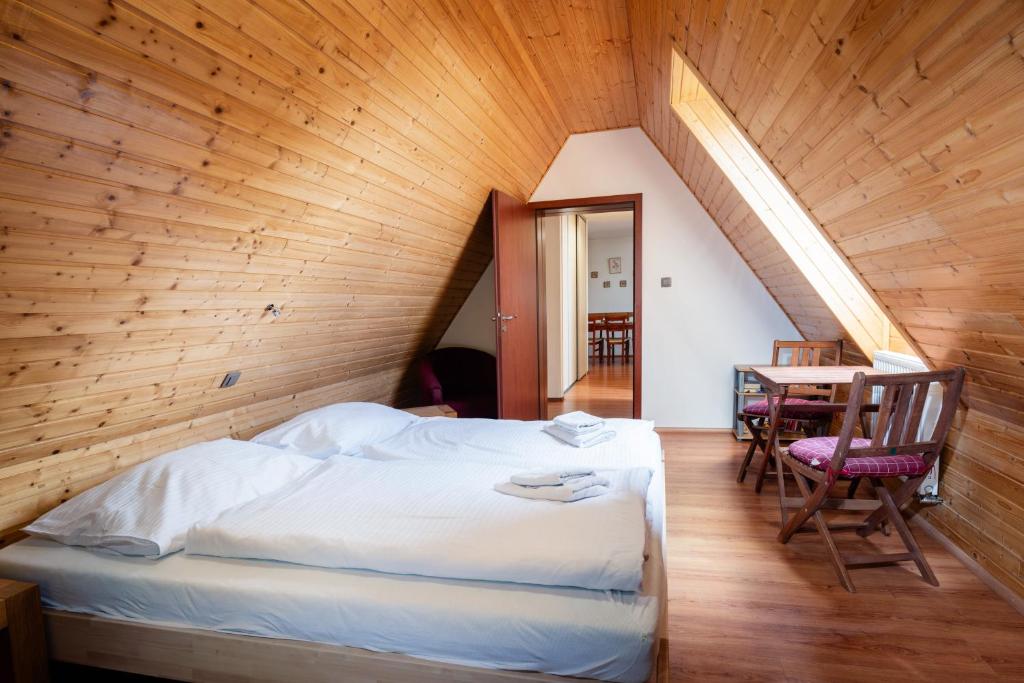Postel nebo postele na pokoji v ubytování TATRYSTAY Julia Apartments