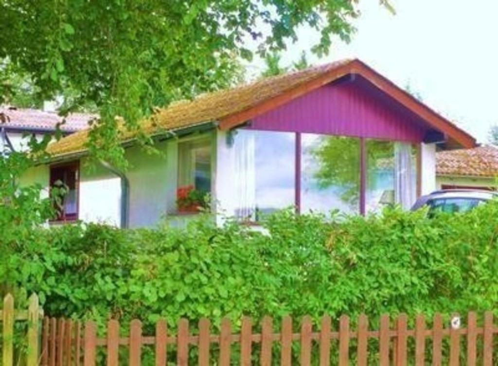 una casa con una valla delante de ella en Ferienhaus Fernblick mit Terrasse, Garten und Grill, en Windeck