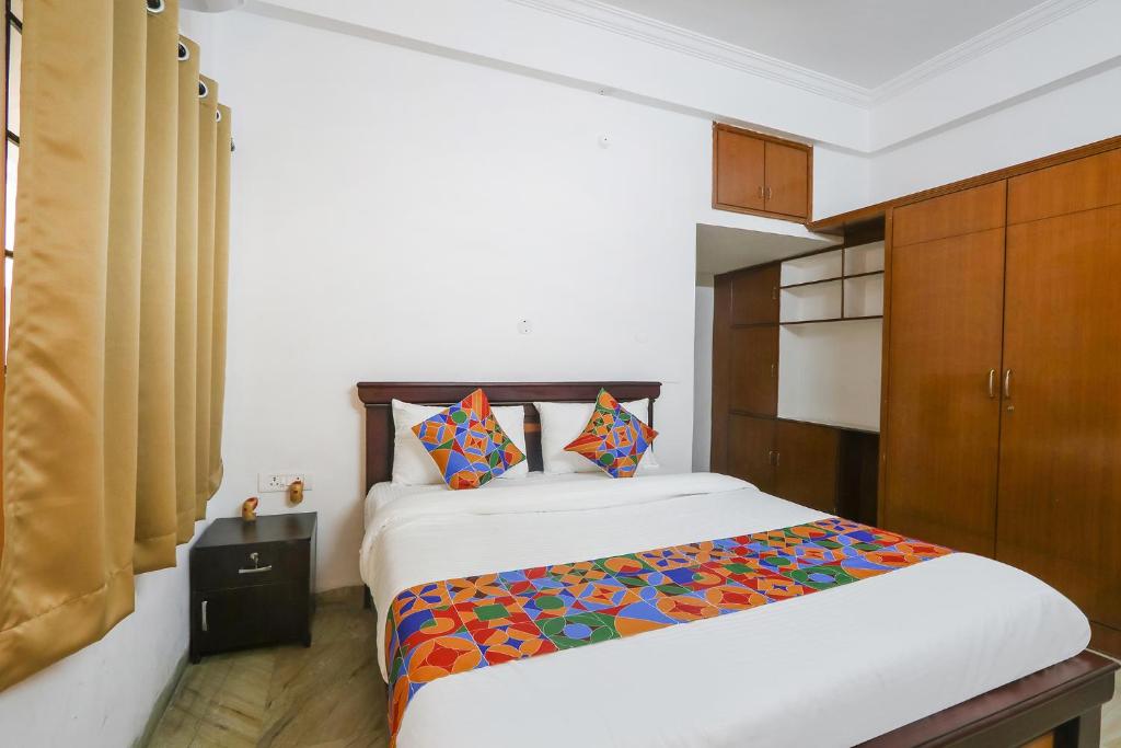 En eller flere senge i et værelse på FabHotel SV Orchids Jubilee Hills