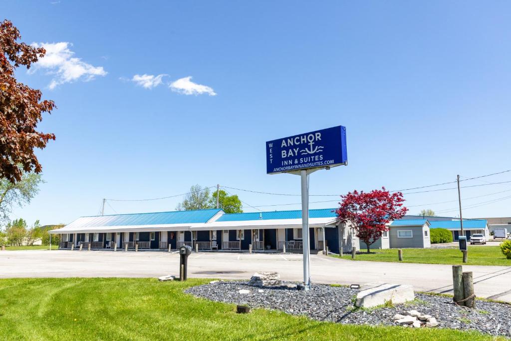 un panneau bleu devant un bâtiment dans l'établissement Anchor Bay Inn and Suites, à Sandusky