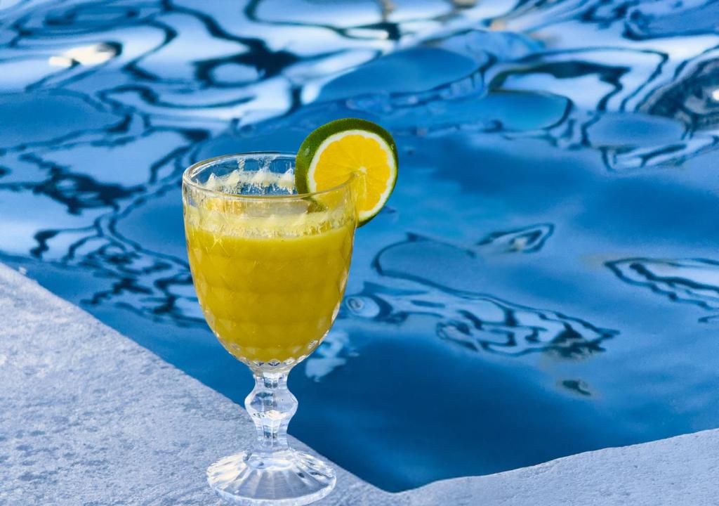 szklankę soku pomarańczowego przy basenie w obiekcie Nord One w mieście João Pessoa