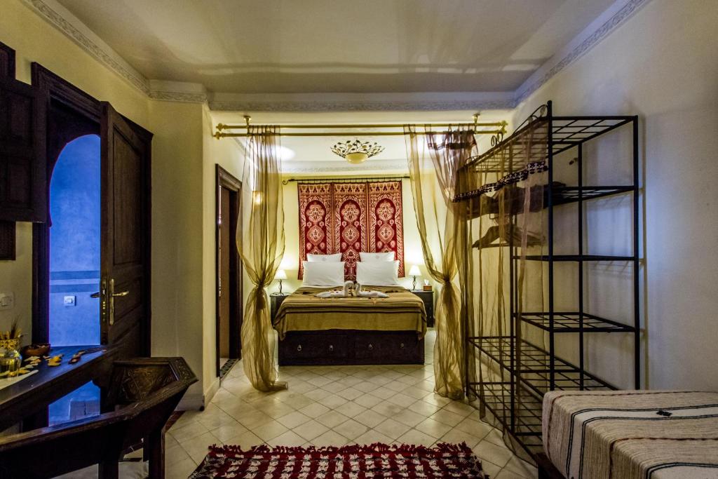 A bed or beds in a room at Riad Dar Azul