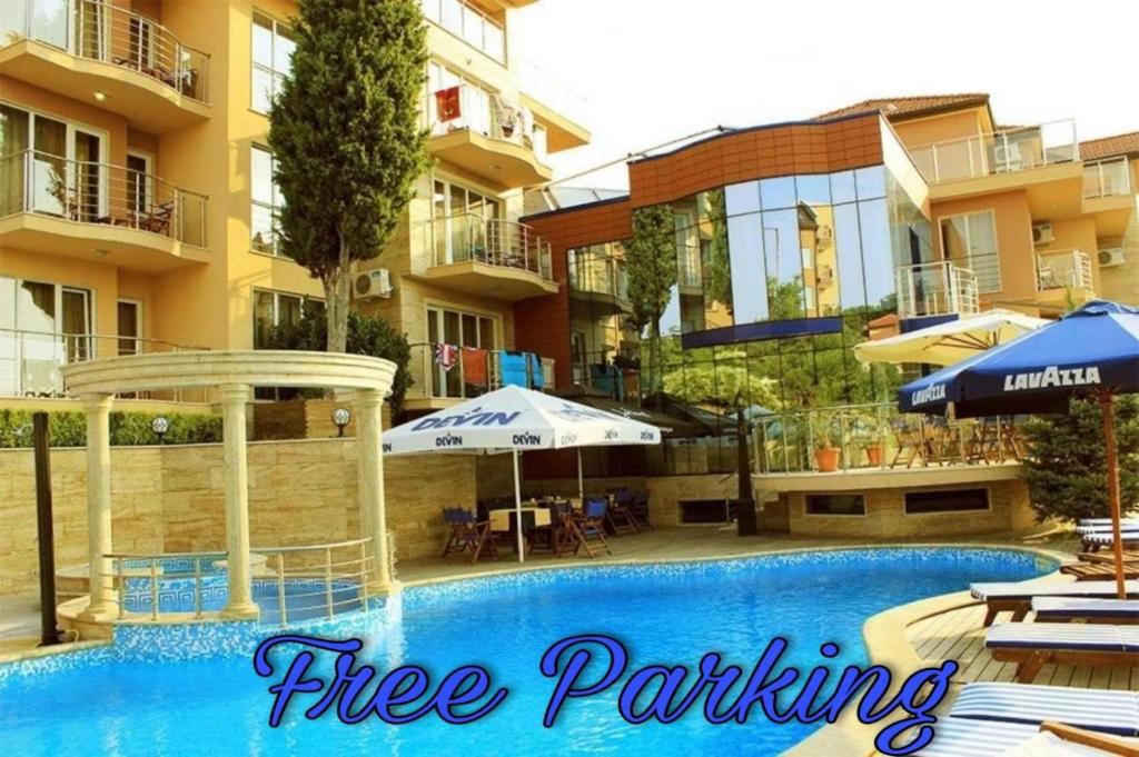 una piscina con sombrillas y un hotel en Twins Palace ApartHotel en St. St. Constantine and Helena
