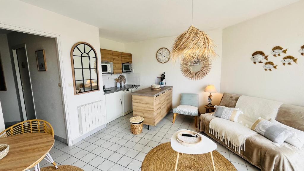 Køkken eller tekøkken på Studio Le golf, piscine & océan