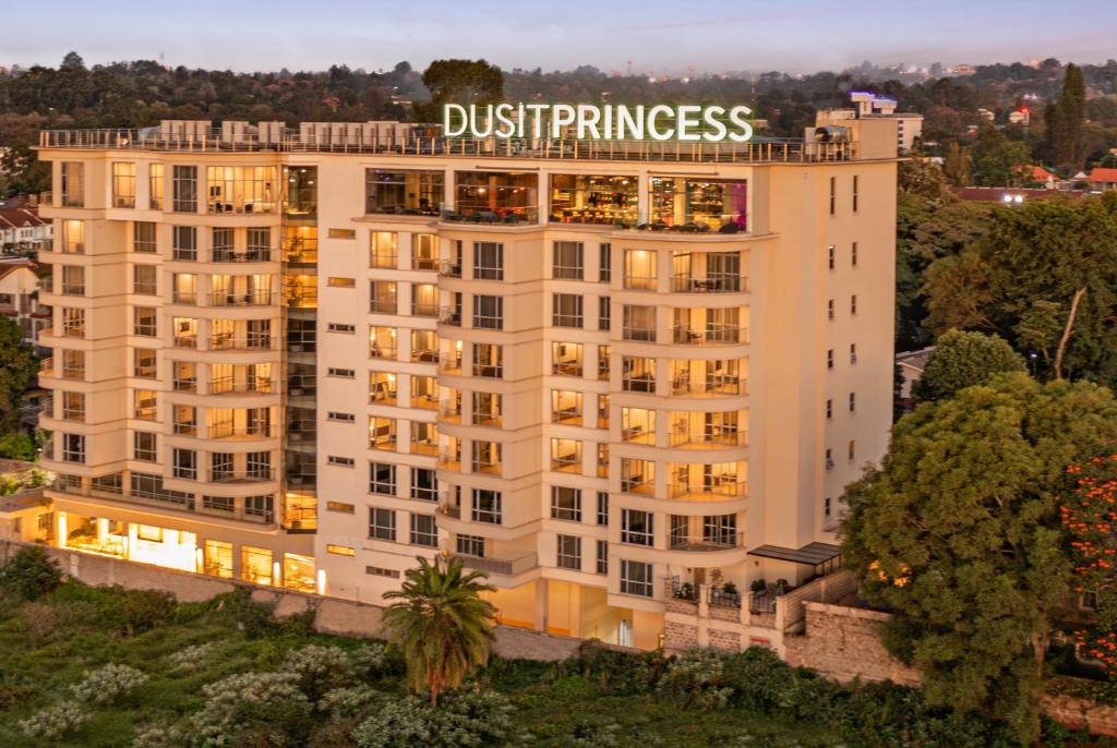un edificio blanco alto con un letrero. en Dusit Princess Hotel Residences Nairobi, en Nairobi