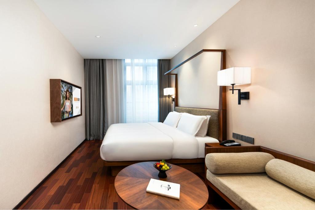 Postel nebo postele na pokoji v ubytování SSAW Boutique Hotel Foshan Qiandeng Lake