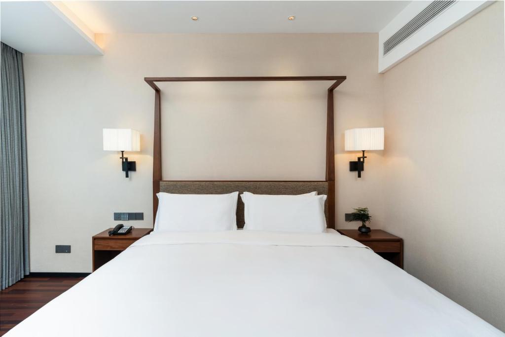 Postel nebo postele na pokoji v ubytování SSAW Boutique Hotel Foshan Qiandeng Lake