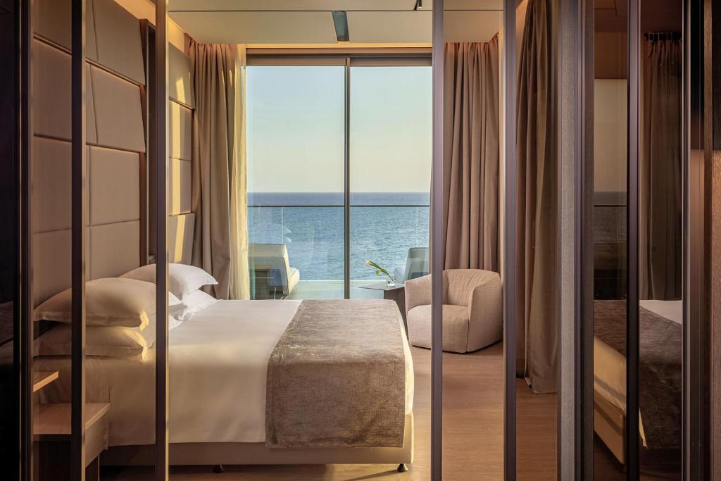 Postel nebo postele na pokoji v ubytování Amathus Residences