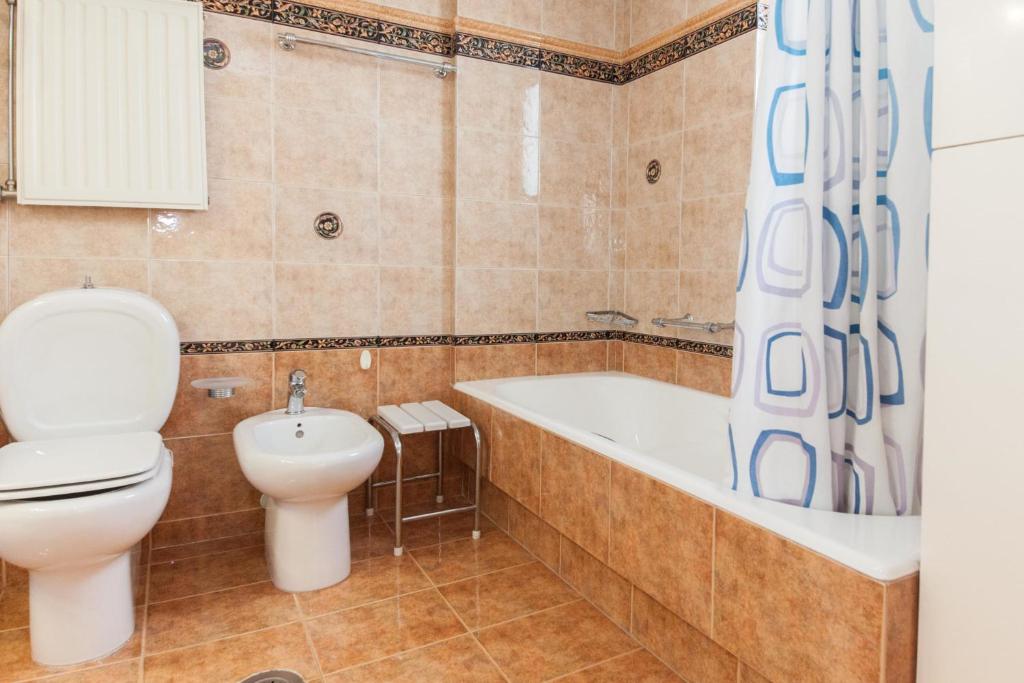Koupelna v ubytování Koridalos 3 Bd Terrace Apt with Spectacular Views