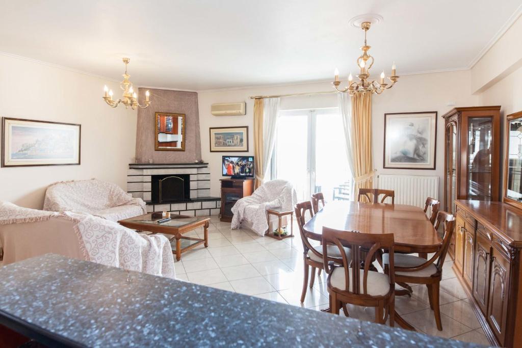 Posezení v ubytování Koridalos 3 Bd Terrace Apt with Spectacular Views