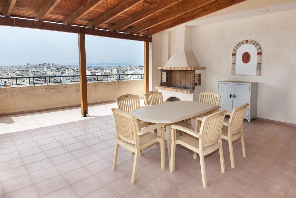 TV a/nebo společenská místnost v ubytování Koridalos 3 Bd Terrace Apt with Spectacular Views