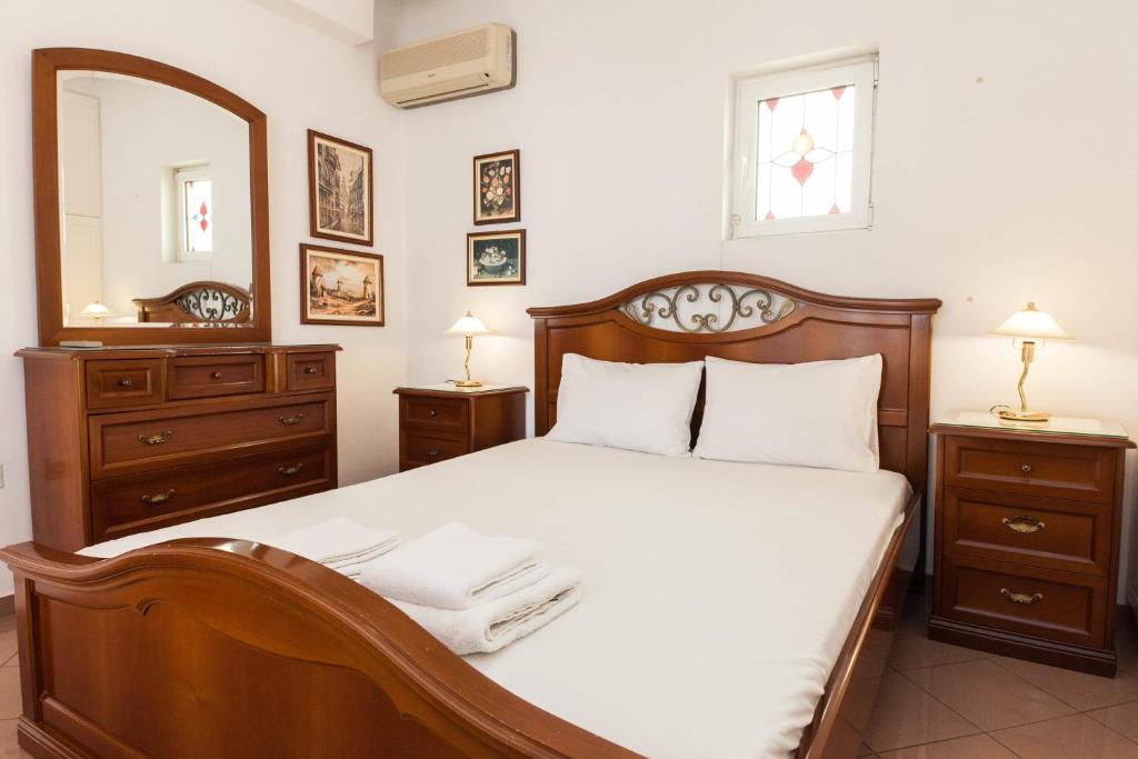 Postel nebo postele na pokoji v ubytování Koridalos 3 Bd Terrace Apt with Spectacular Views