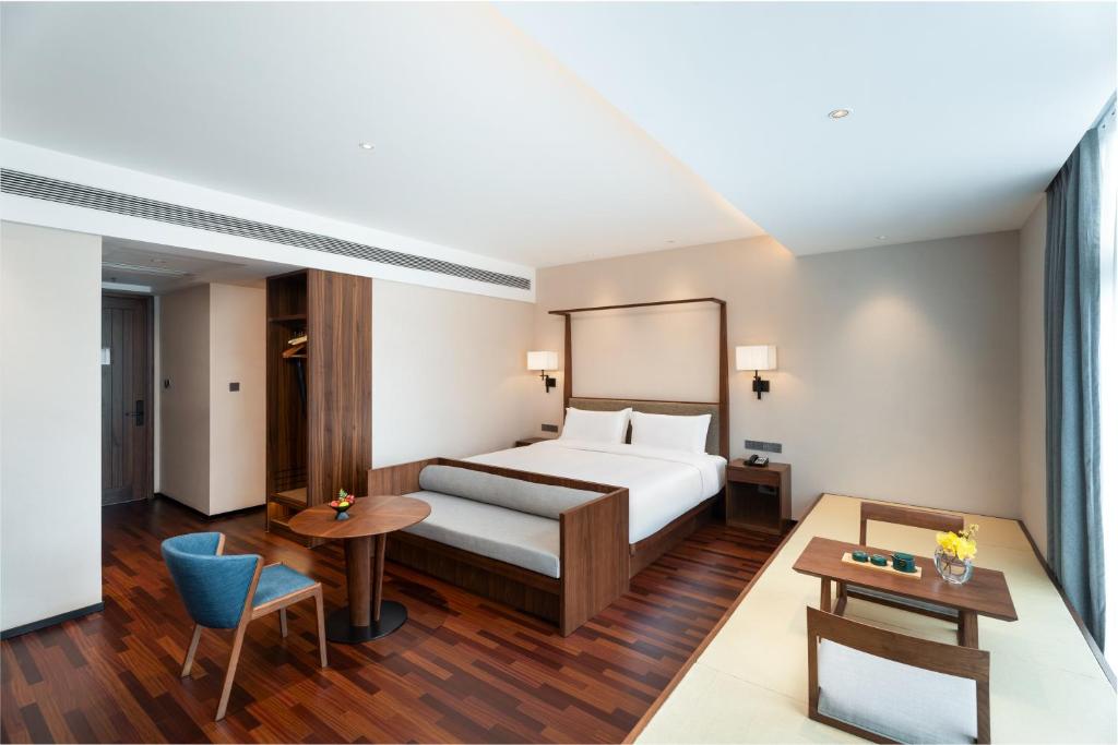 Postel nebo postele na pokoji v ubytování SSAW Boutique Hotel Foshan Qiandeng Lake