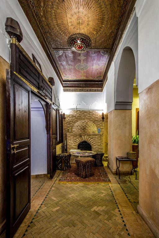A seating area at Riad Dar Azul