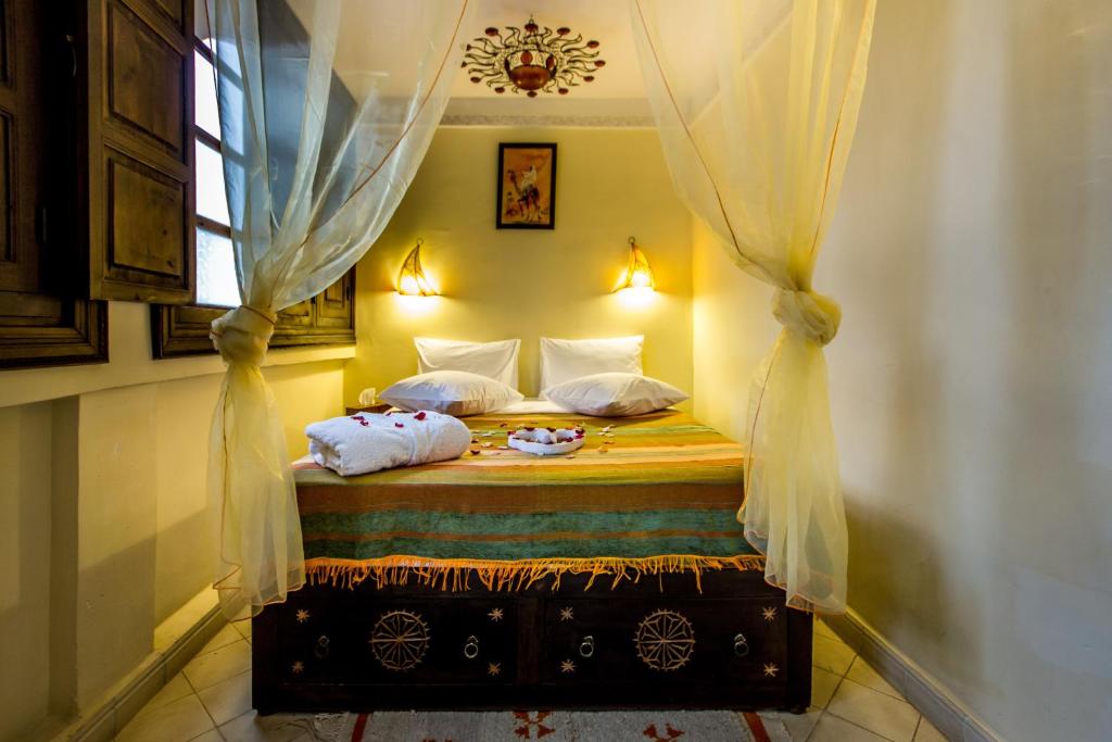 A bed or beds in a room at Riad Dar Azul