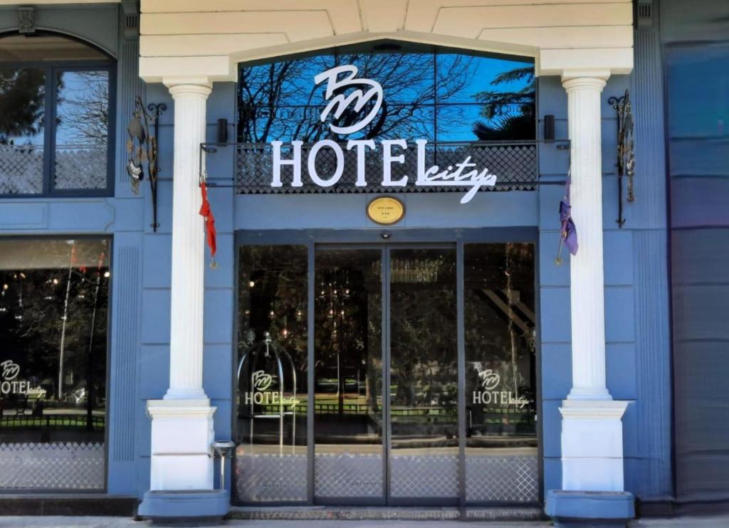 un panneau d'hôtel à l'avant d'un bâtiment dans l'établissement BM HOTEL City, à Samsun