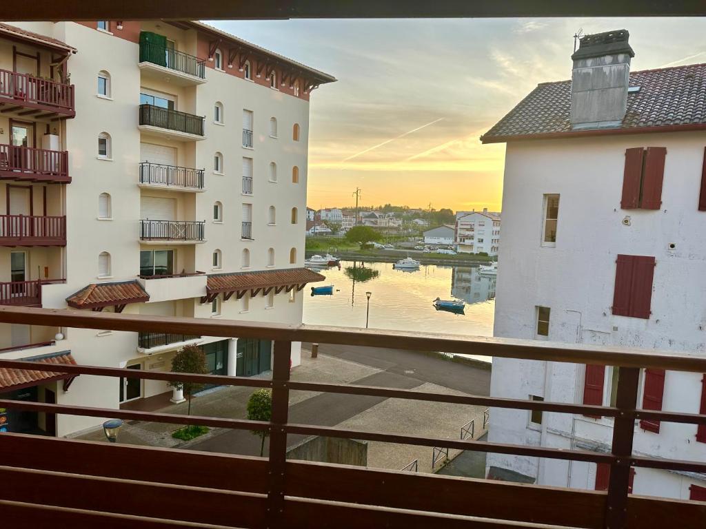 une vue depuis le balcon d'un immeuble dans l'établissement Appartement Côte Basque Ciboure Saint-Jean-De-Luz, à Ciboure