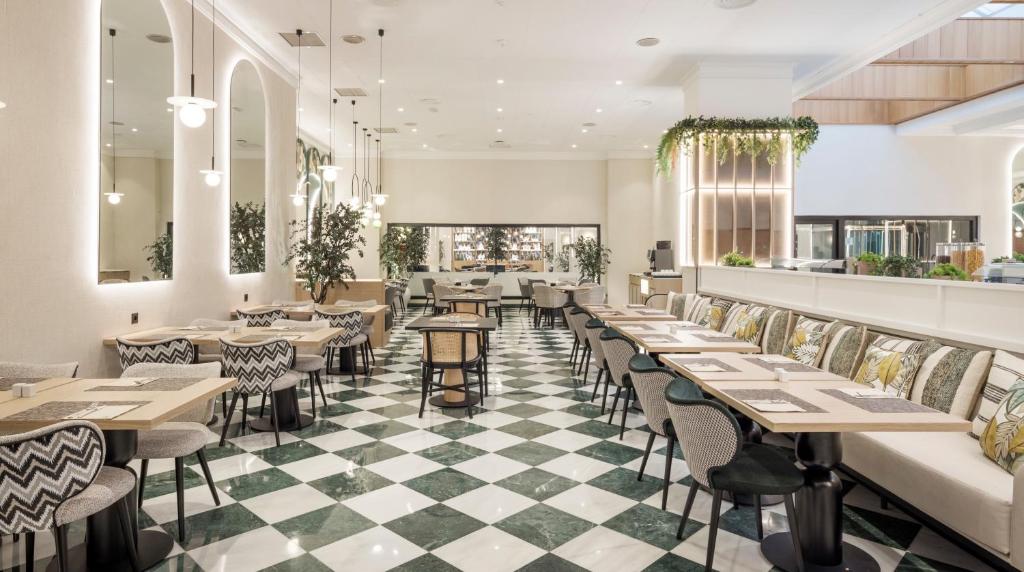 Restaurace v ubytování Ilunion Les Corts Spa