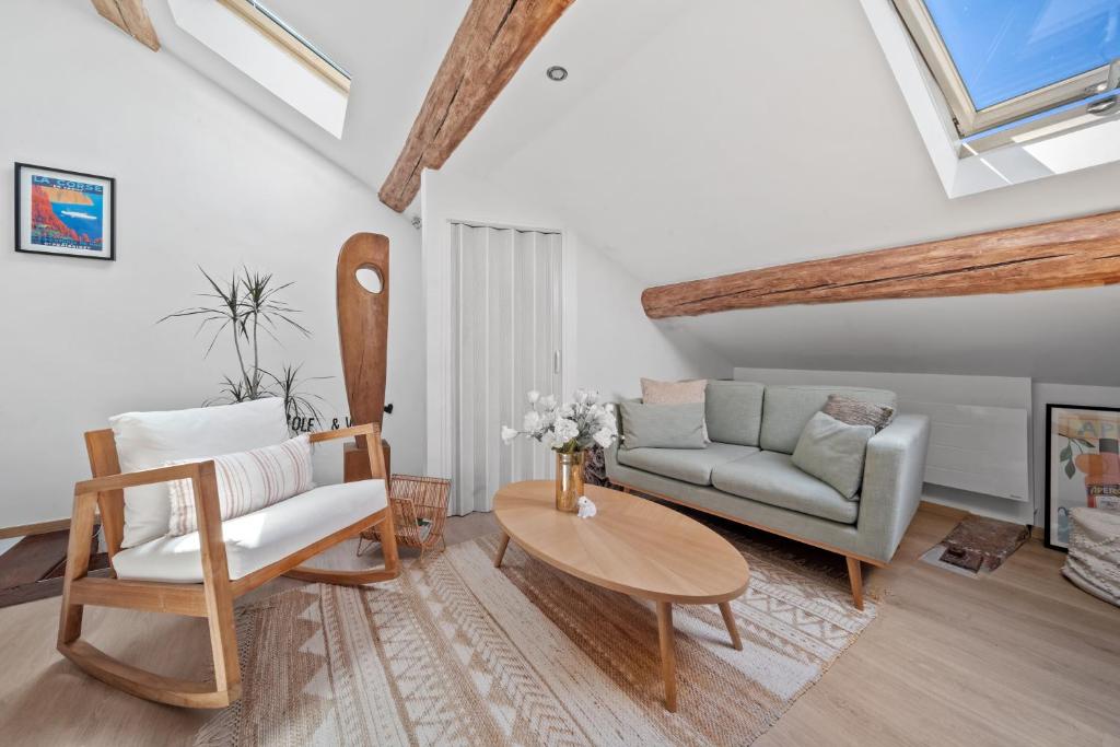 un salon avec un canapé et une table dans l'établissement Le Vannerie - Appartement cœur historique - Tout équipé, à Dijon