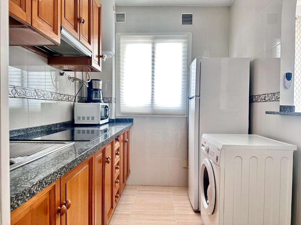 Kuchyň nebo kuchyňský kout v ubytování First line apartment Sea views with pool and free parking