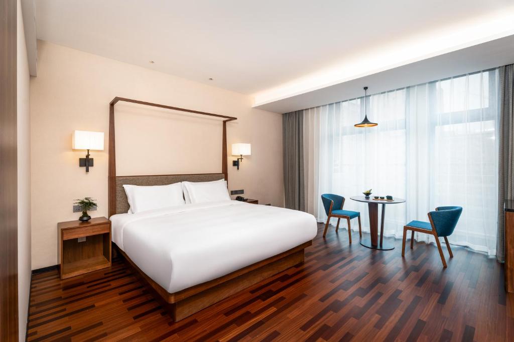 Postel nebo postele na pokoji v ubytování SSAW Boutique Hotel Foshan Qiandeng Lake