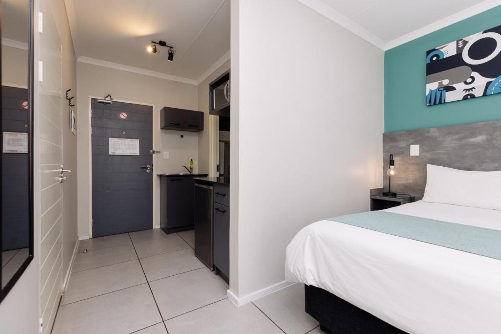 MINT Express Melrose View - Standard Queen Room
