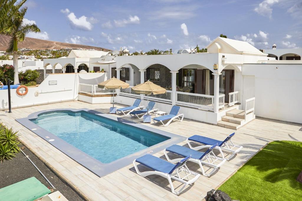 Bazén v ubytování Villa Del Sol - LH133 By Villas Now Ltd nebo v jeho okolí